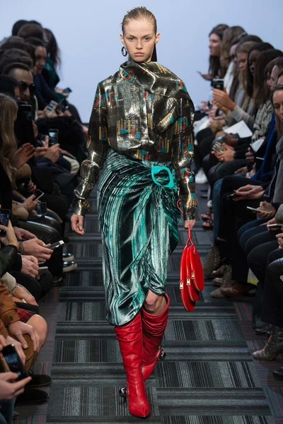 Look 19